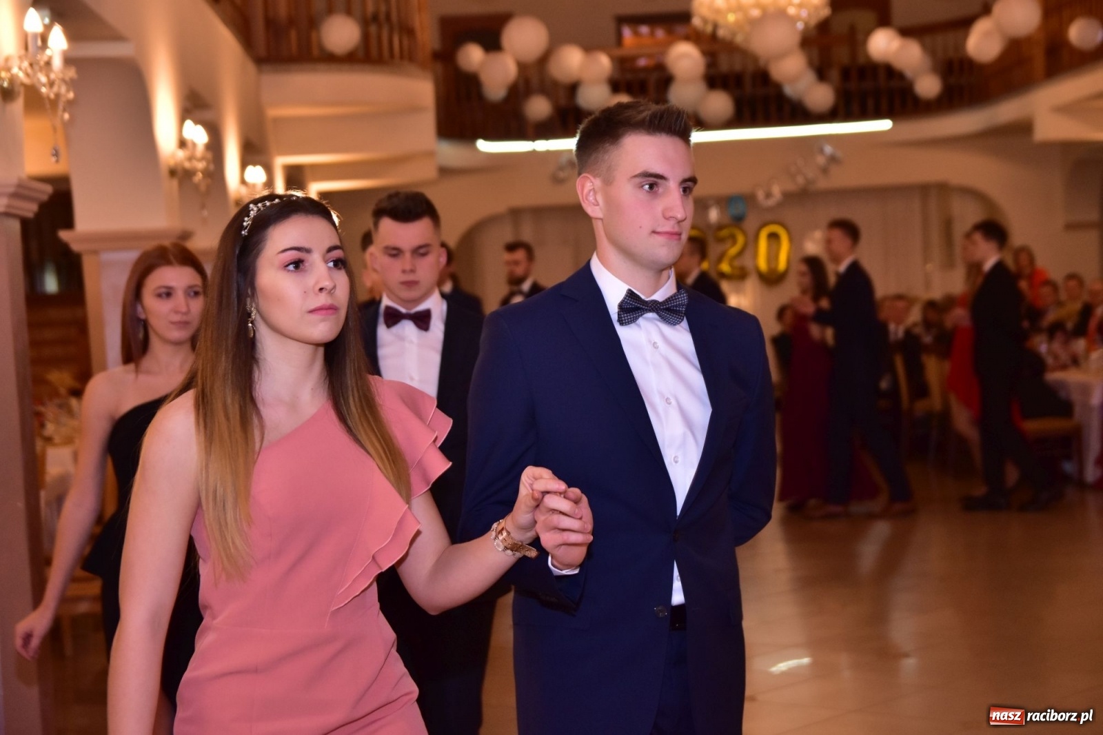 Zdjęcie w galerii na portalu naszraciborz.pl: Maturzyści z Mechanika wyszli do studniówkowego poloneza [FOTO i WIDEO] wiadomości z regionu