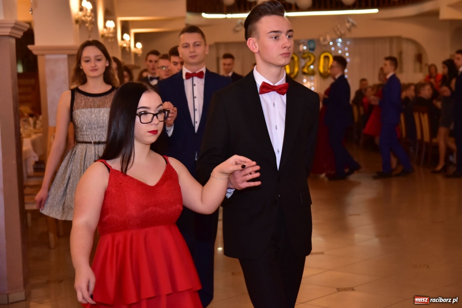 Zdjęcie w galerii na portalu naszraciborz.pl: Maturzyści z Mechanika wyszli do studniówkowego poloneza [FOTO i WIDEO] wiadomości z regionu