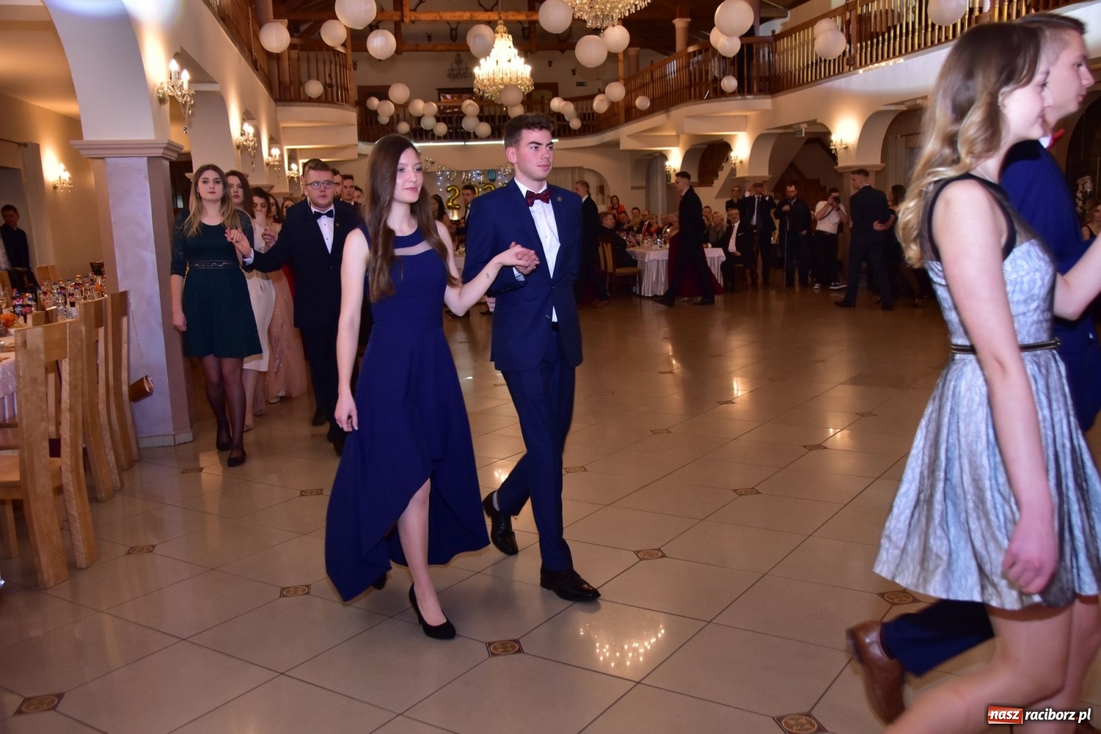 Zdjęcie w galerii na portalu naszraciborz.pl: Maturzyści z Mechanika wyszli do studniówkowego poloneza [FOTO i WIDEO] wiadomości z regionu