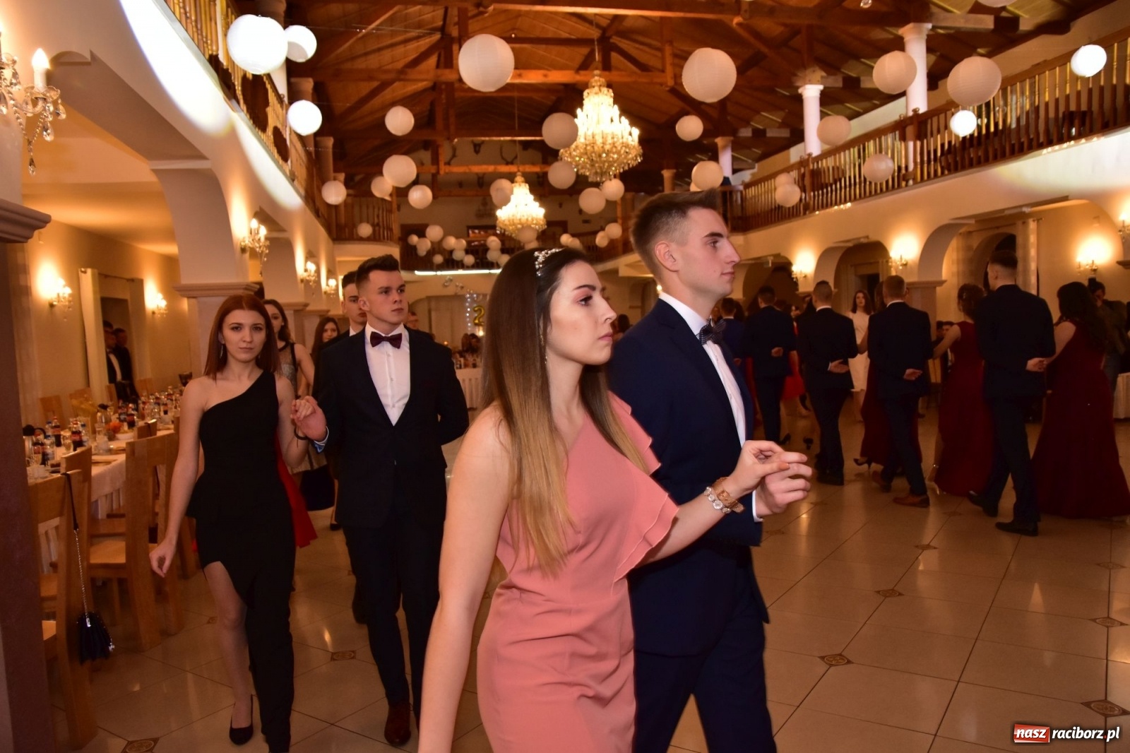 Zdjęcie w galerii na portalu naszraciborz.pl: Maturzyści z Mechanika wyszli do studniówkowego poloneza [FOTO i WIDEO] wiadomości z regionu