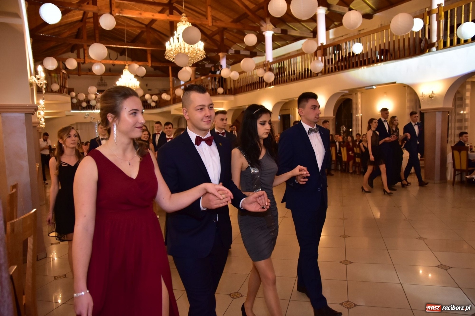 Zdjęcie w galerii na portalu naszraciborz.pl: Maturzyści z Mechanika wyszli do studniówkowego poloneza [FOTO i WIDEO] wiadomości z regionu