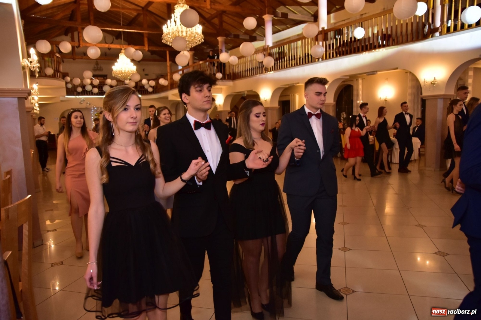 Zdjęcie w galerii na portalu naszraciborz.pl: Maturzyści z Mechanika wyszli do studniówkowego poloneza [FOTO i WIDEO] wiadomości z regionu