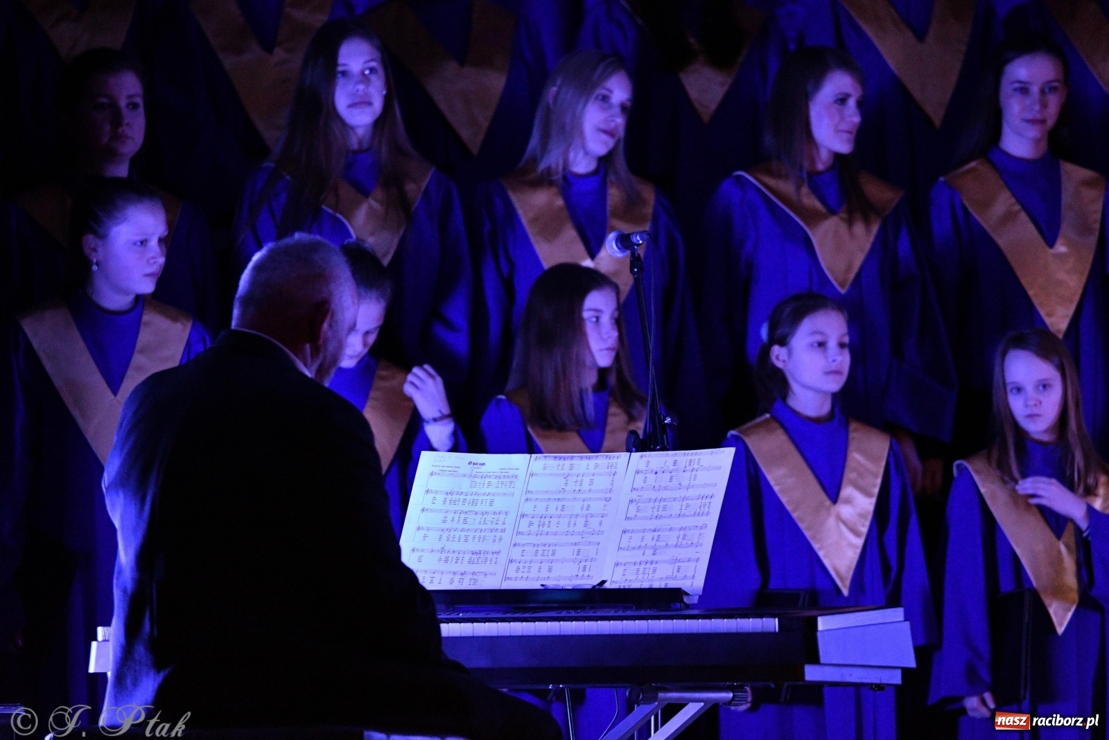 Zdjęcie w galerii na portalu naszraciborz.pl: Świąteczny koncert chóru młodzieżowego BEL CANTO  wiadomości z regionu