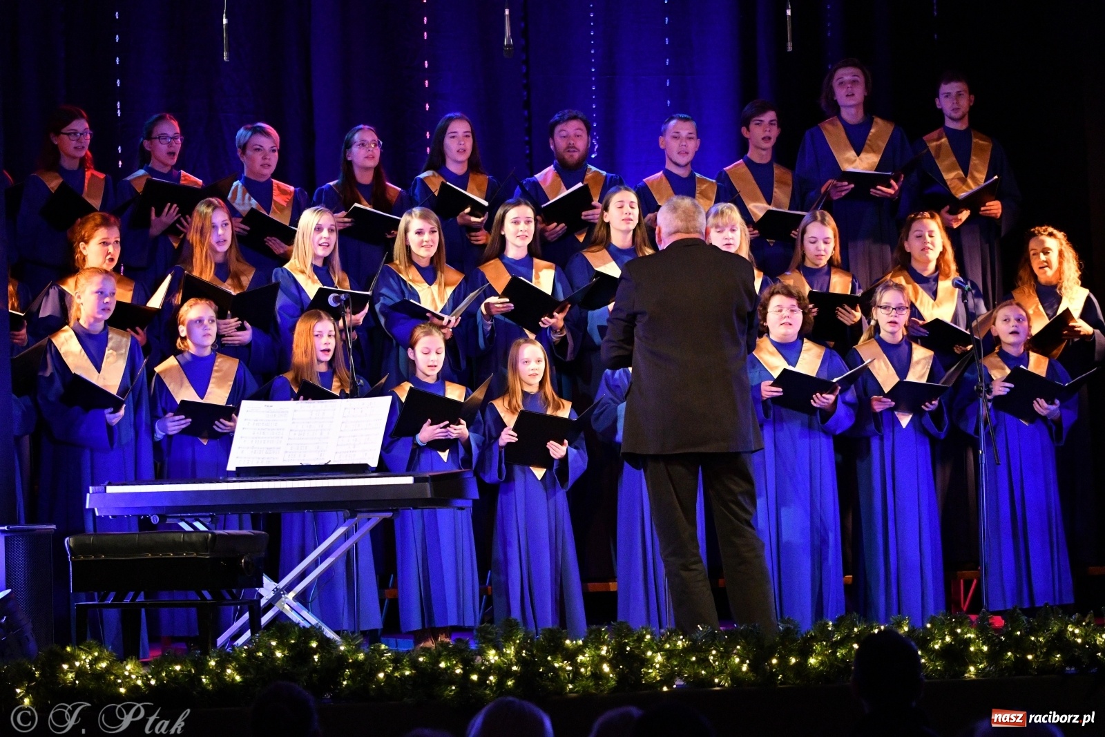 Zdjęcie w galerii na portalu naszraciborz.pl: Świąteczny koncert chóru młodzieżowego BEL CANTO  wiadomości z regionu