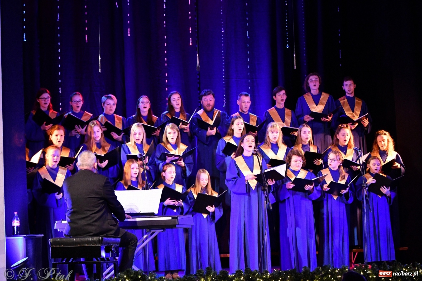 Zdjęcie w galerii na portalu naszraciborz.pl: Świąteczny koncert chóru młodzieżowego BEL CANTO  wiadomości z regionu