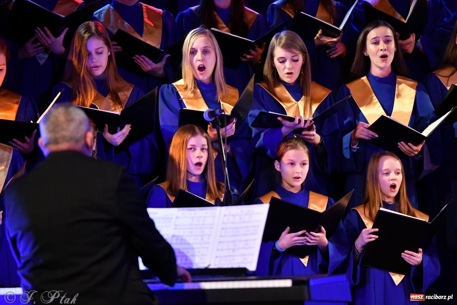 Zdjęcie w galerii na portalu naszraciborz.pl: Świąteczny koncert chóru młodzieżowego BEL CANTO  wiadomości z regionu