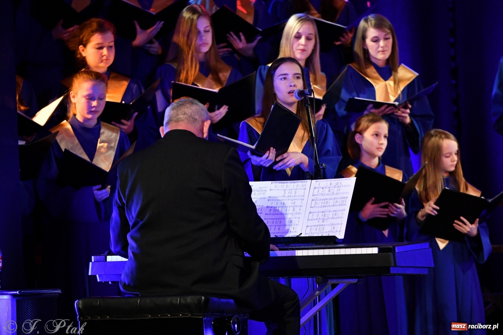 Zdjęcie w galerii na portalu naszraciborz.pl: Świąteczny koncert chóru młodzieżowego BEL CANTO  wiadomości z regionu
