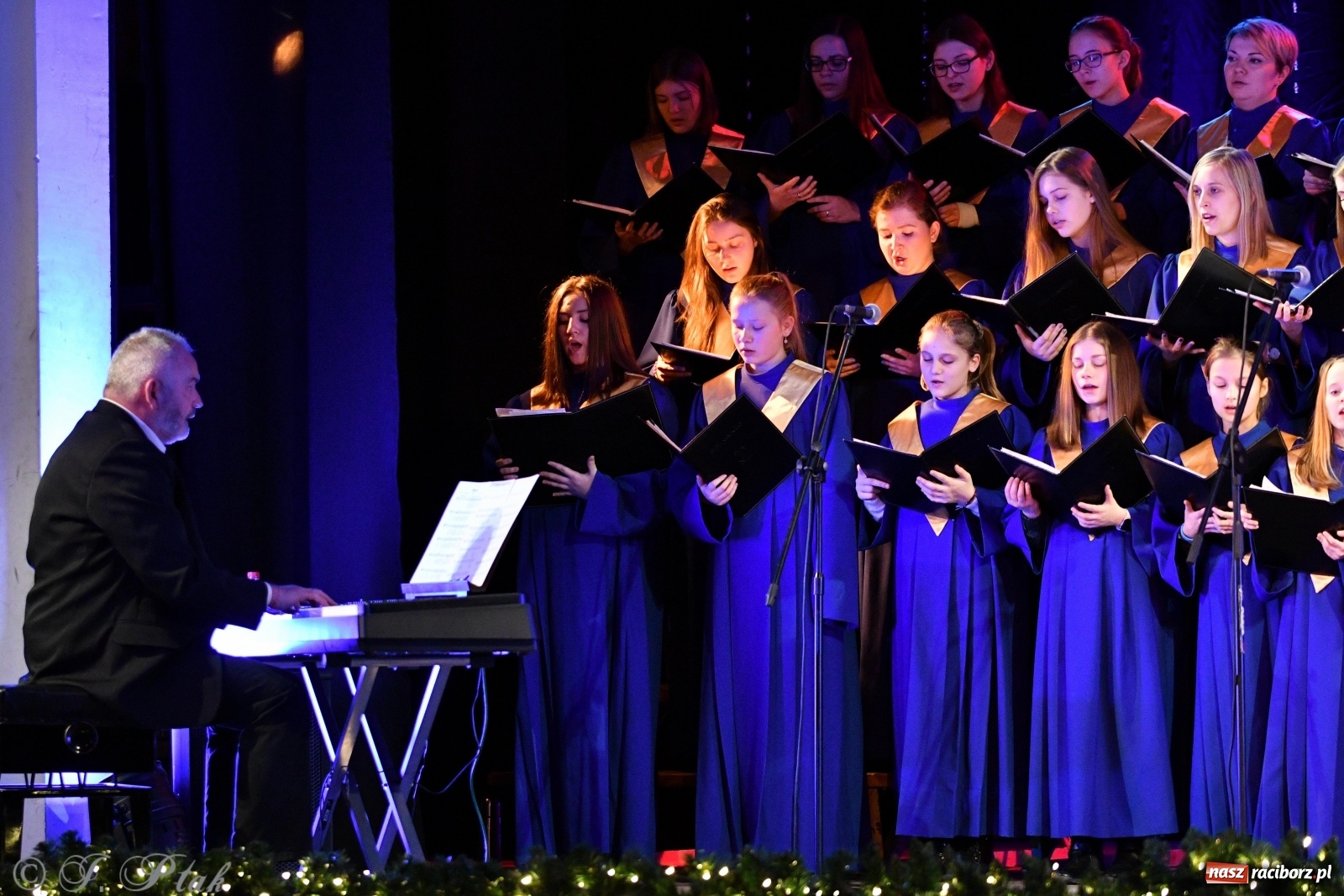 Zdjęcie w galerii na portalu naszraciborz.pl: Świąteczny koncert chóru młodzieżowego BEL CANTO  wiadomości z regionu