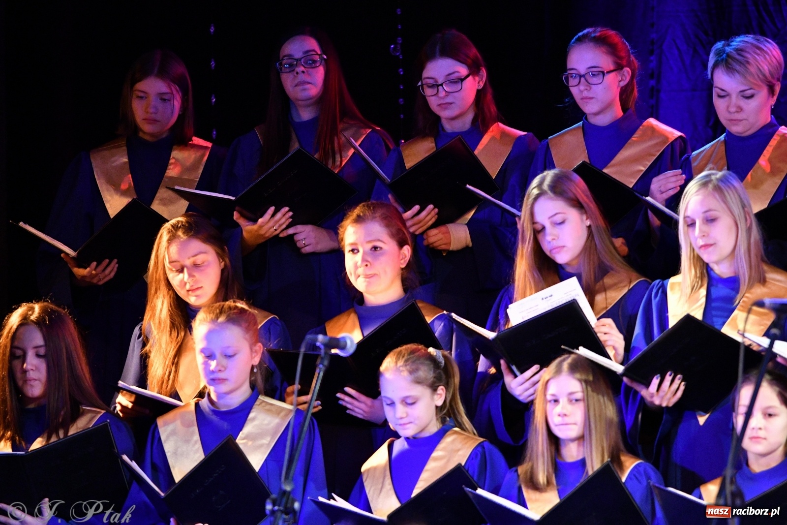 Zdjęcie w galerii na portalu naszraciborz.pl: Świąteczny koncert chóru młodzieżowego BEL CANTO  wiadomości z regionu