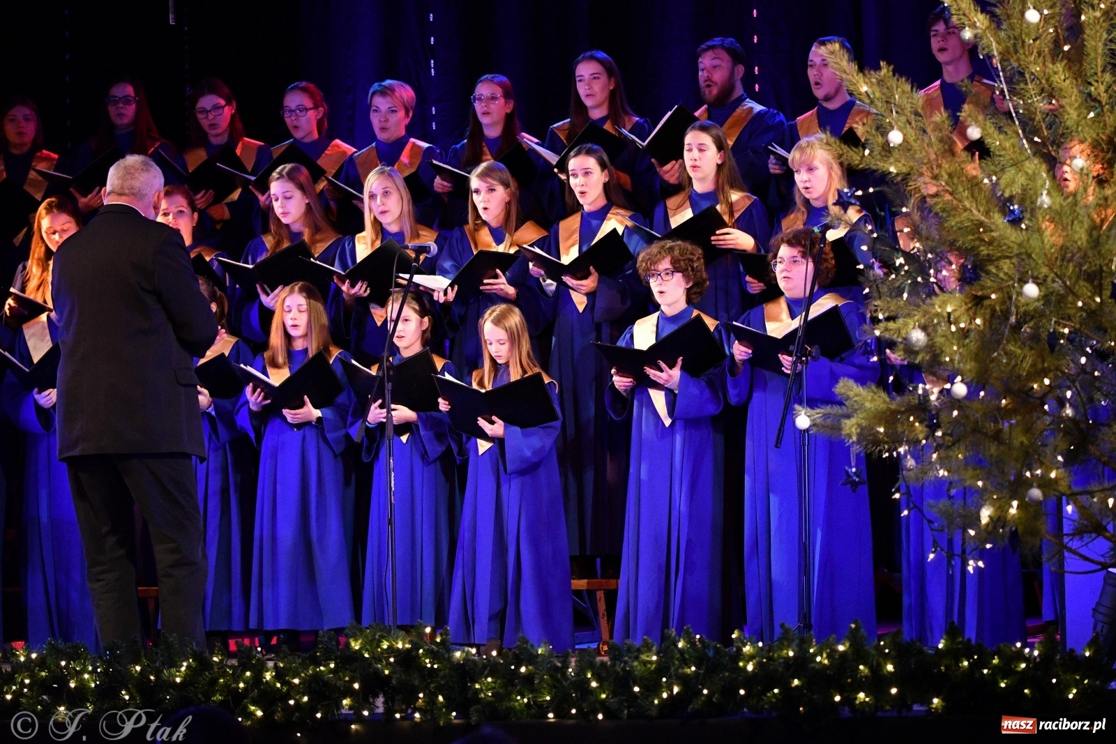 Zdjęcie w galerii na portalu naszraciborz.pl: Świąteczny koncert chóru młodzieżowego BEL CANTO  wiadomości z regionu
