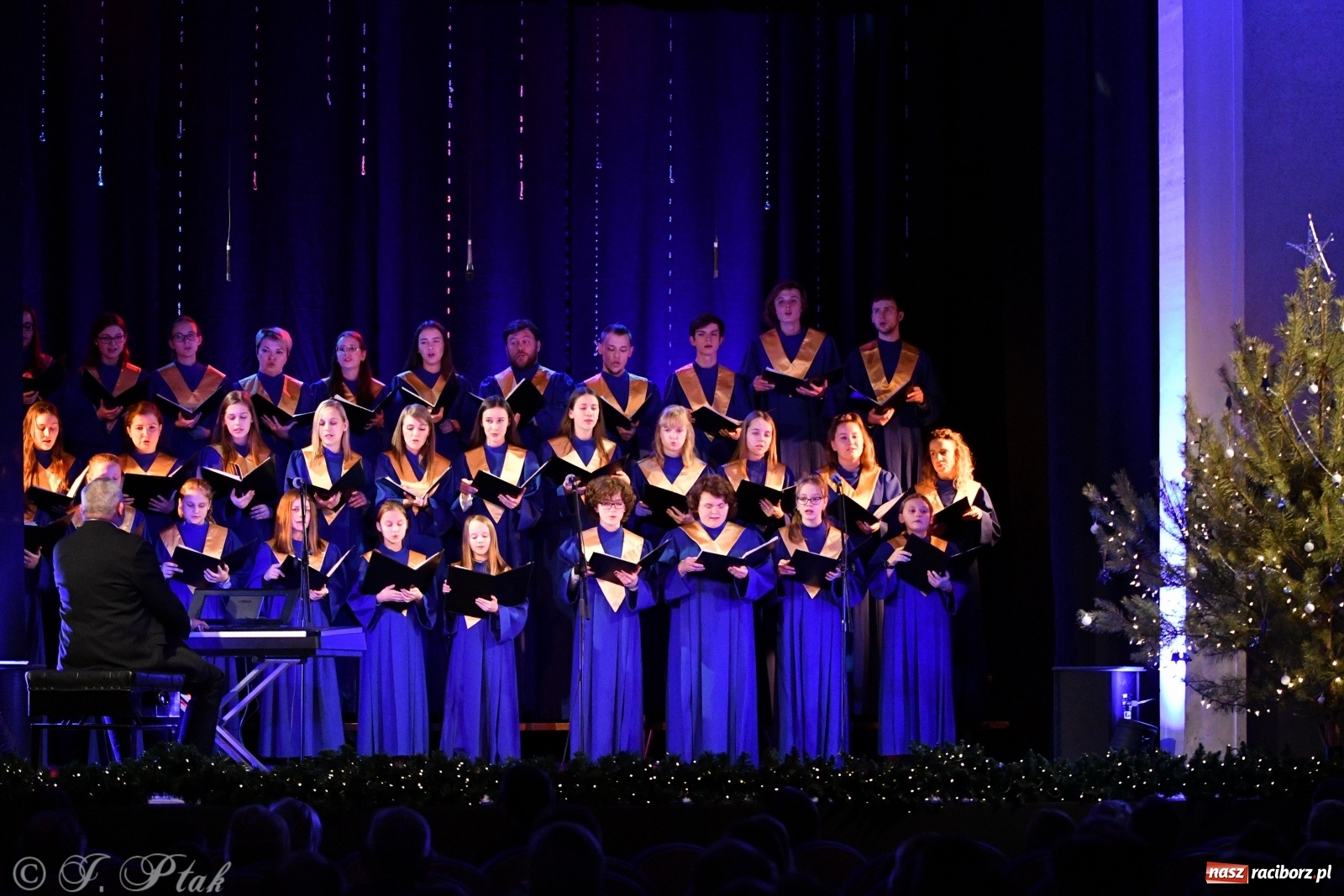 Zdjęcie w galerii na portalu naszraciborz.pl: Świąteczny koncert chóru młodzieżowego BEL CANTO  wiadomości z regionu