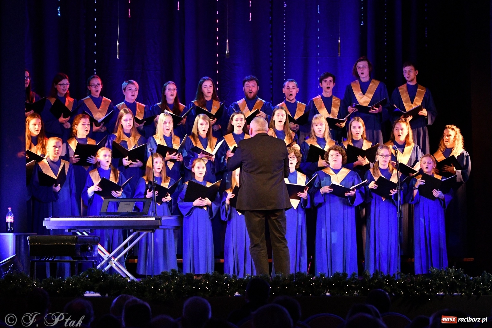 Zdjęcie w galerii na portalu naszraciborz.pl: Świąteczny koncert chóru młodzieżowego BEL CANTO  wiadomości z regionu