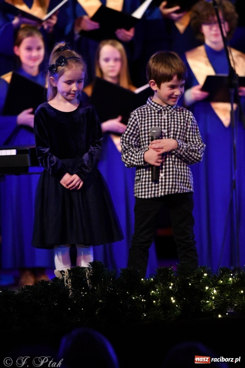 Zdjęcie w galerii na portalu naszraciborz.pl: Świąteczny koncert chóru młodzieżowego BEL CANTO  wiadomości z regionu