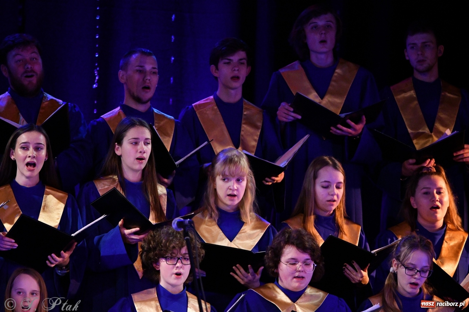 Zdjęcie w galerii na portalu naszraciborz.pl: Świąteczny koncert chóru młodzieżowego BEL CANTO  wiadomości z regionu