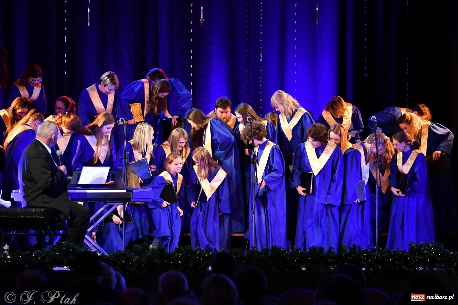 Zdjęcie w galerii na portalu naszraciborz.pl: Świąteczny koncert chóru młodzieżowego BEL CANTO  wiadomości z regionu