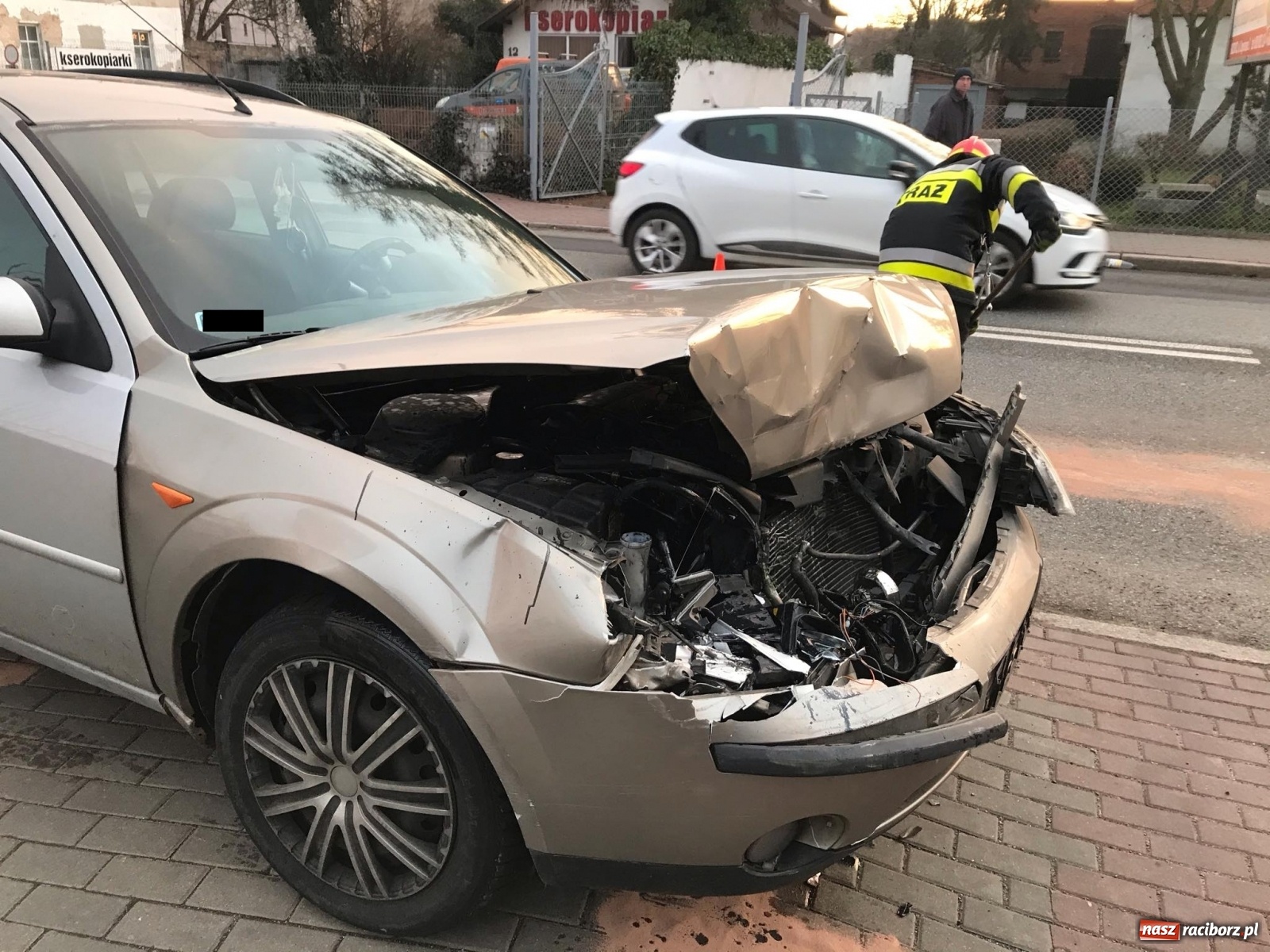 Zdjęcie w galerii na portalu naszraciborz.pl: Chwila nieuwagi zakorkowała nerkę. Zderzenie na Głubczyckiej [FOTO]  wiadomości z regionu