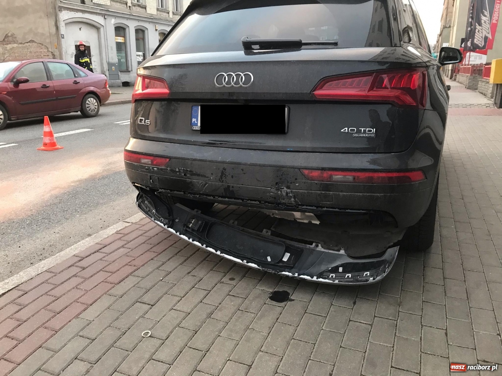 Zdjęcie w galerii na portalu naszraciborz.pl: Chwila nieuwagi zakorkowała nerkę. Zderzenie na Głubczyckiej [FOTO]  wiadomości z regionu