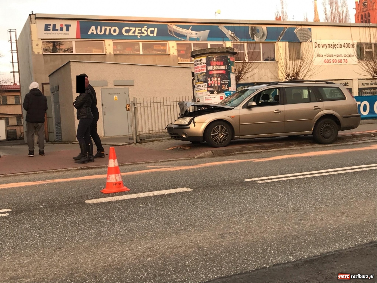 Zdjęcie w galerii na portalu naszraciborz.pl: Chwila nieuwagi zakorkowała nerkę. Zderzenie na Głubczyckiej [FOTO]  wiadomości z regionu