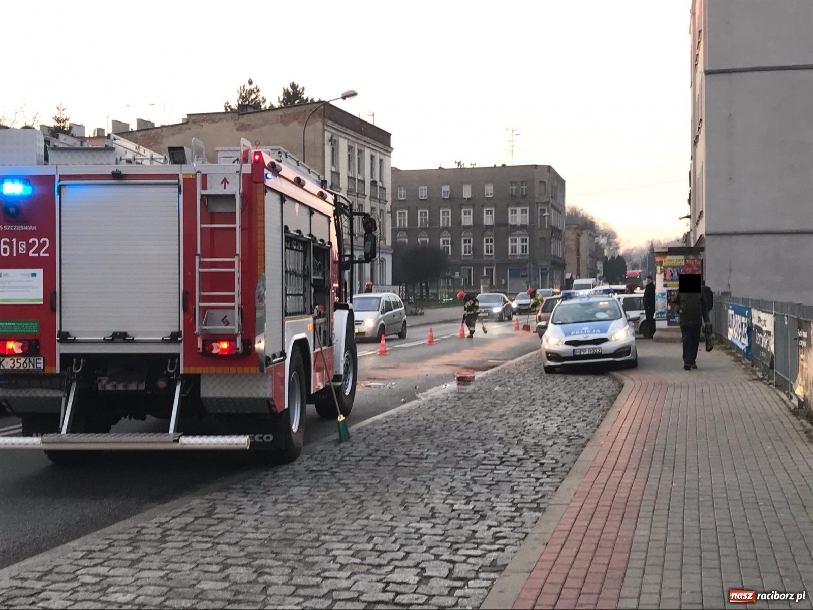 Zdjęcie w galerii na portalu naszraciborz.pl: Chwila nieuwagi zakorkowała nerkę. Zderzenie na Głubczyckiej [FOTO]  wiadomości z regionu
