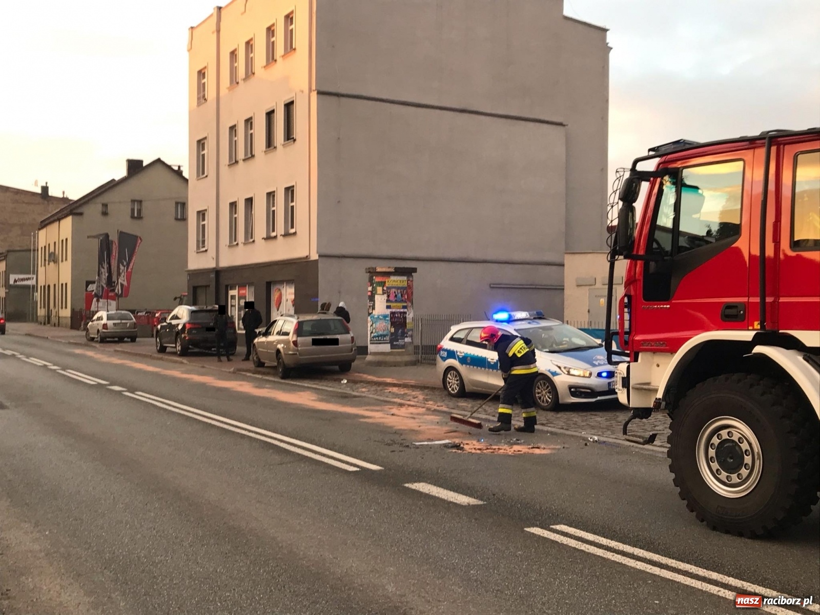 Zdjęcie w galerii na portalu naszraciborz.pl: Chwila nieuwagi zakorkowała nerkę. Zderzenie na Głubczyckiej [FOTO]  wiadomości z regionu