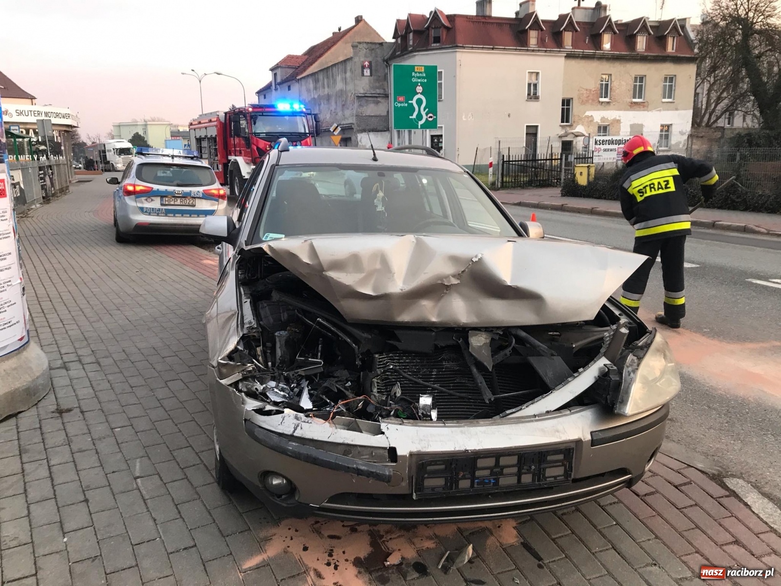 Zdjęcie w galerii na portalu naszraciborz.pl: Chwila nieuwagi zakorkowała nerkę. Zderzenie na Głubczyckiej [FOTO]  wiadomości z regionu