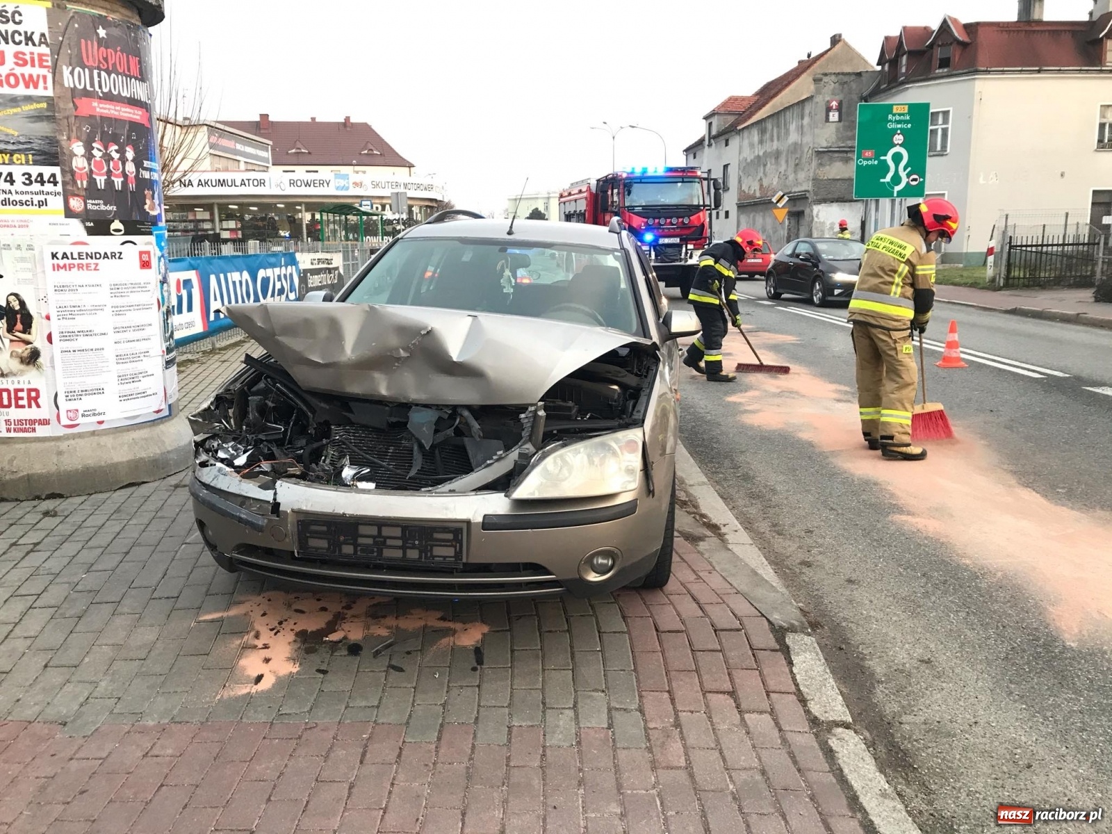 Zdjęcie w galerii na portalu naszraciborz.pl: Chwila nieuwagi zakorkowała nerkę. Zderzenie na Głubczyckiej [FOTO]  wiadomości z regionu