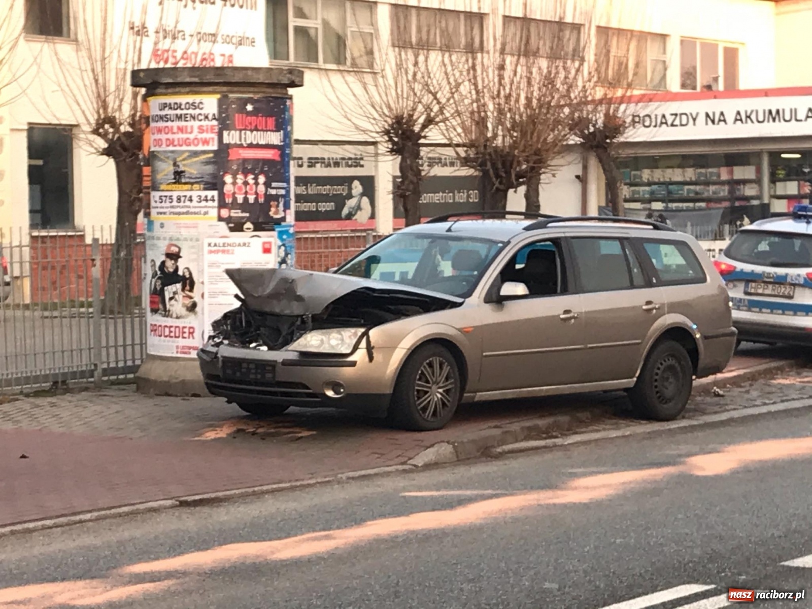Zdjęcie w galerii na portalu naszraciborz.pl: Chwila nieuwagi zakorkowała nerkę. Zderzenie na Głubczyckiej [FOTO]  wiadomości z regionu