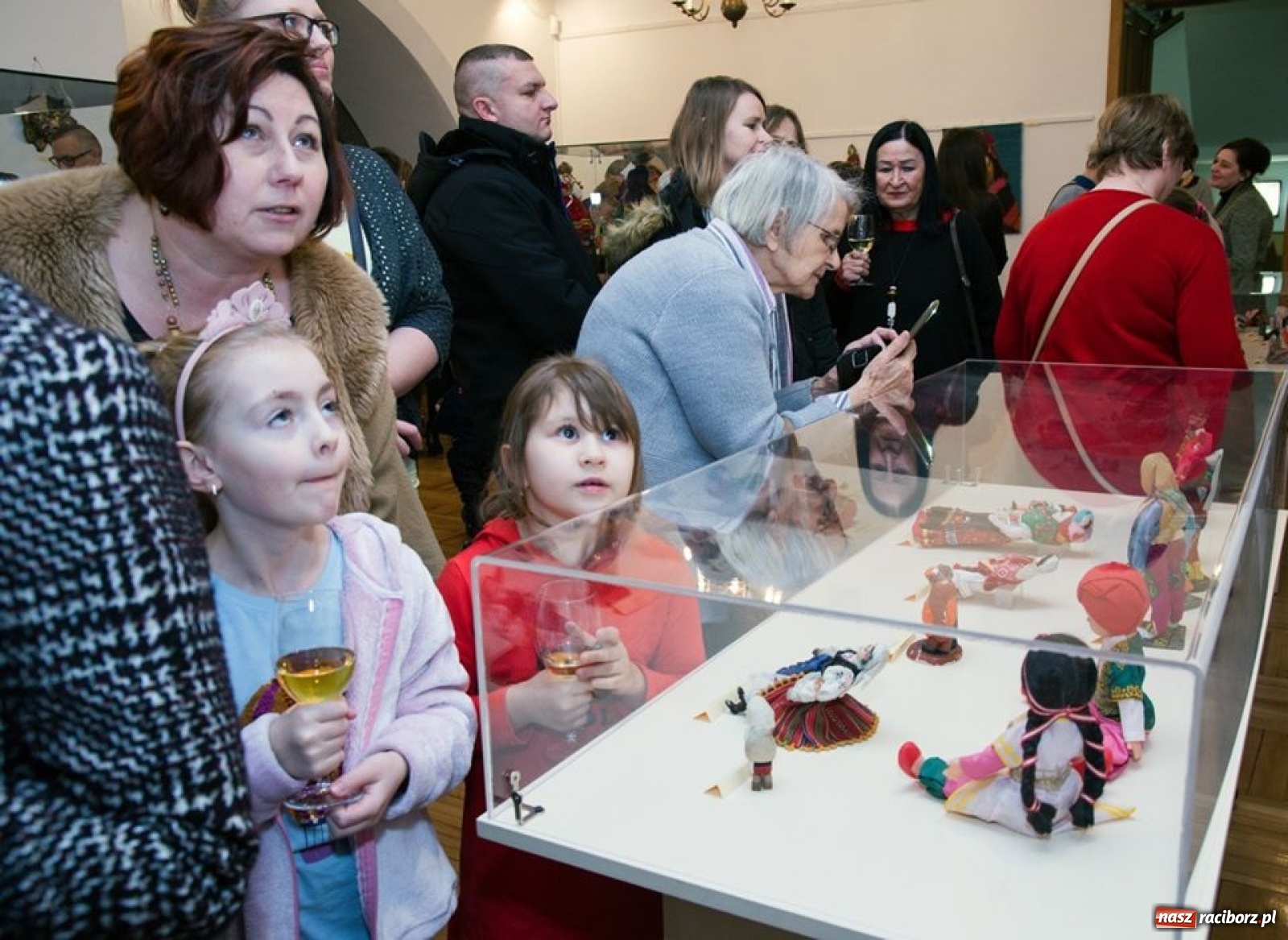 Zdjęcie w galerii na portalu naszraciborz.pl: Lalki świata. Nowa wystawa czasowa w raciborskim Muzeum [FOTO i WIDEO] wiadomości z regionu