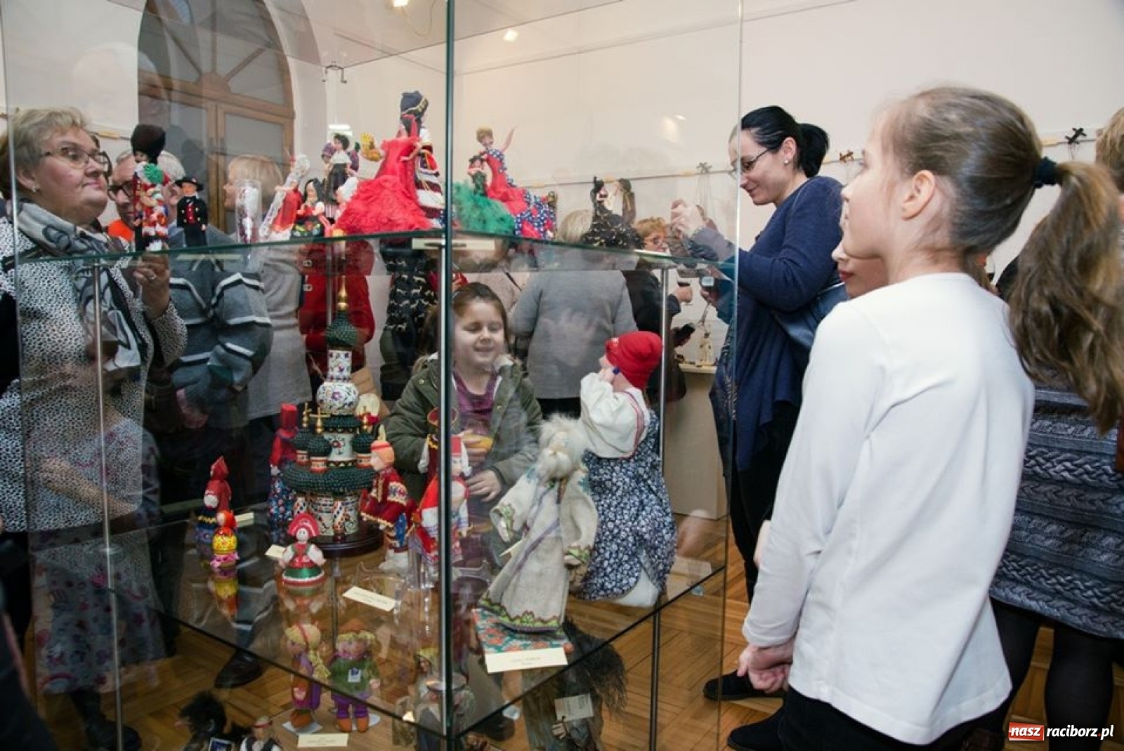 Zdjęcie w galerii na portalu naszraciborz.pl: Lalki świata. Nowa wystawa czasowa w raciborskim Muzeum [FOTO i WIDEO] wiadomości z regionu