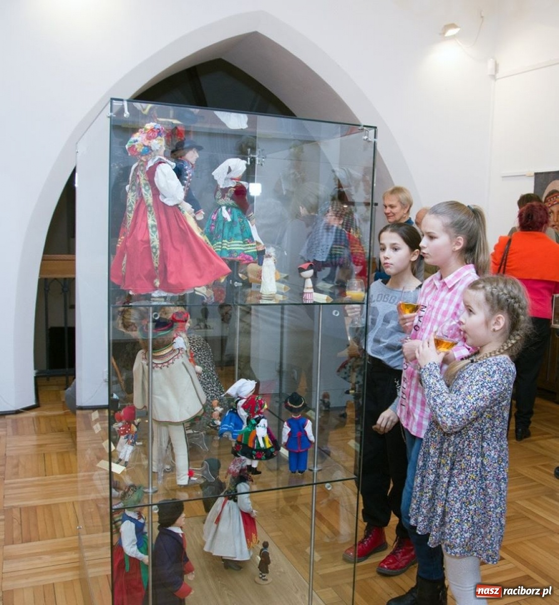 Zdjęcie w galerii na portalu naszraciborz.pl: Lalki świata. Nowa wystawa czasowa w raciborskim Muzeum [FOTO i WIDEO] wiadomości z regionu