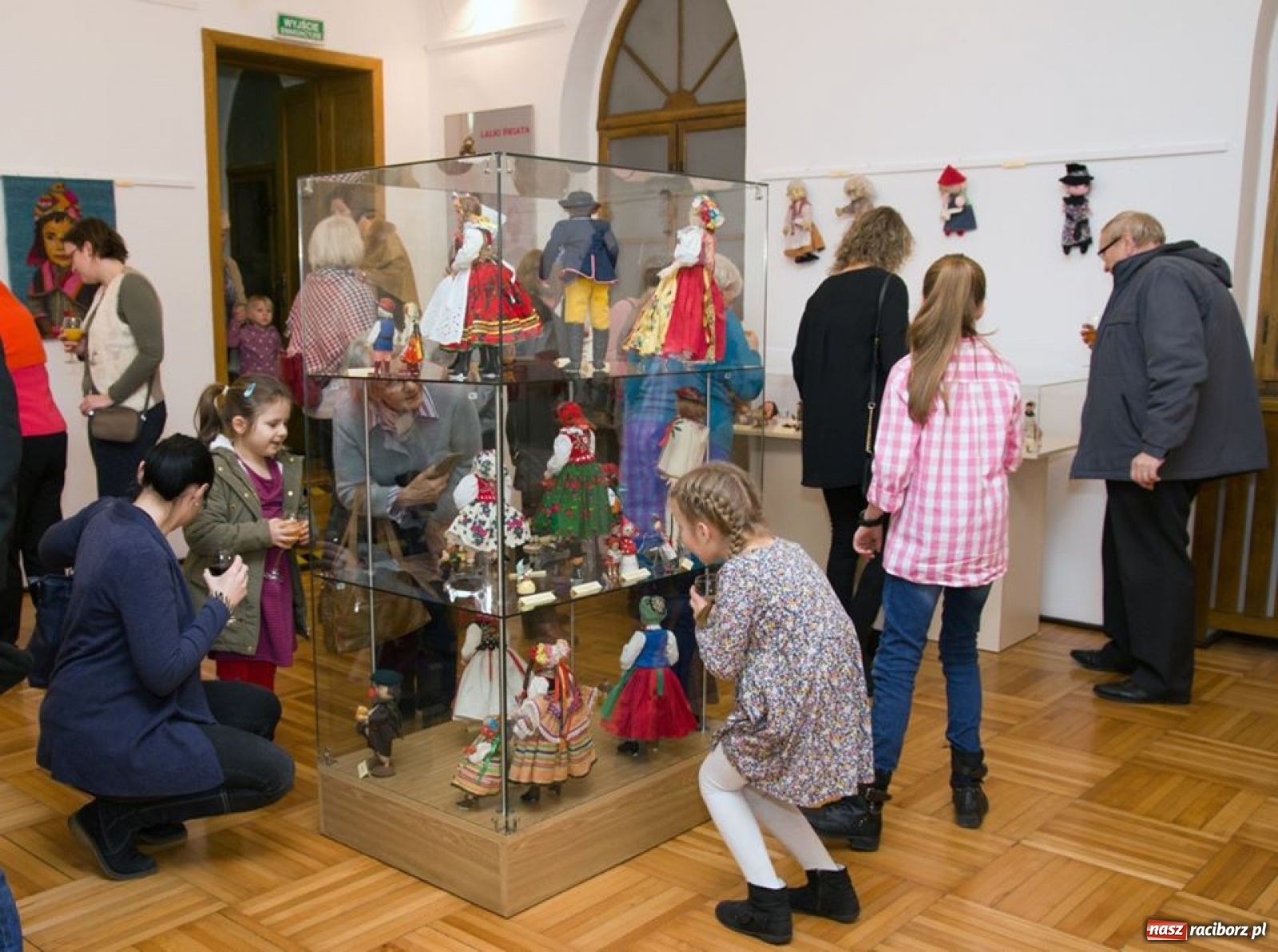 Zdjęcie w galerii na portalu naszraciborz.pl: Lalki świata. Nowa wystawa czasowa w raciborskim Muzeum [FOTO i WIDEO] wiadomości z regionu
