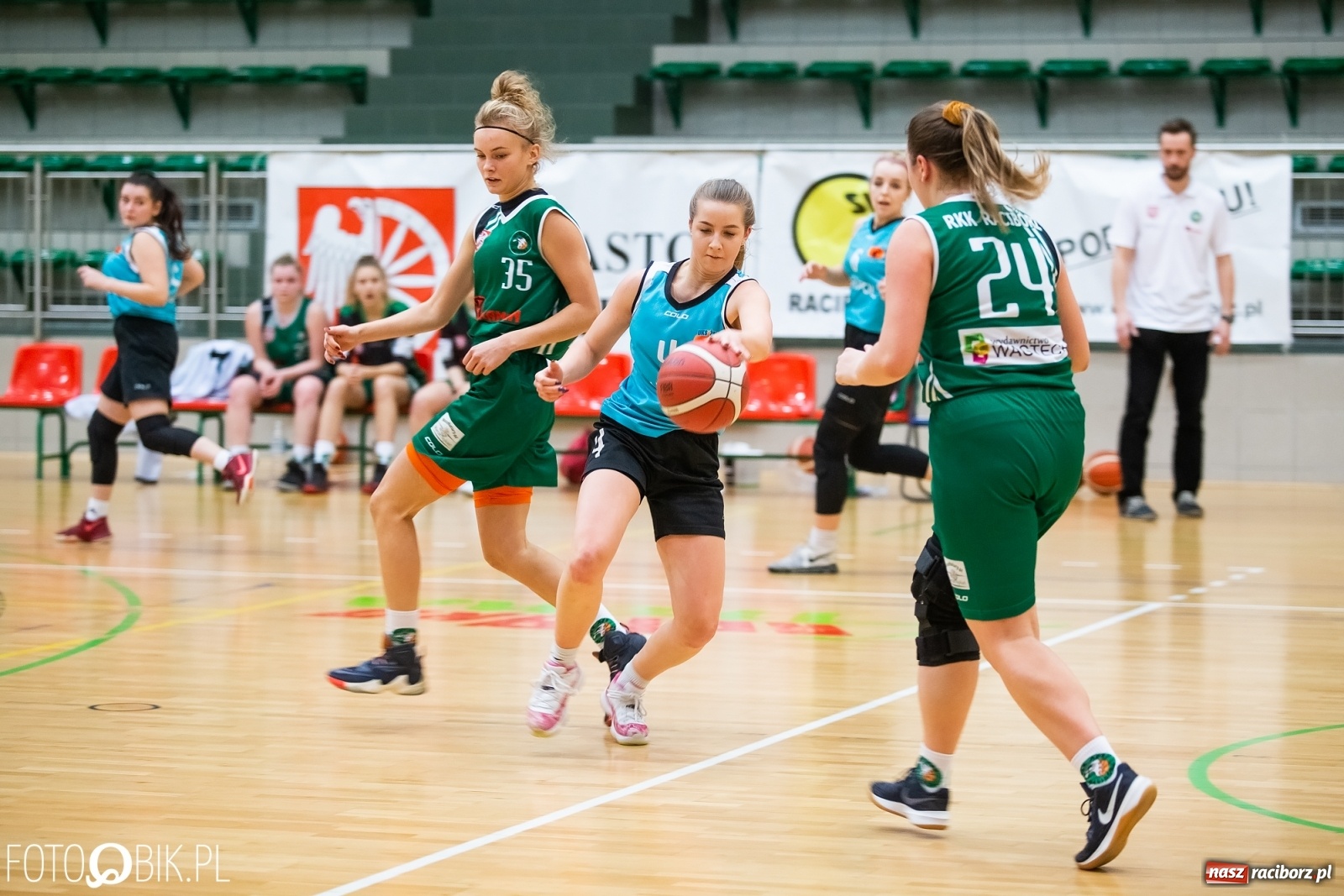 Zdjęcie w galerii na portalu naszraciborz.pl: Koszykówka. RKK AZS zwycięski w starciu z Żakiem Nowy Sącz [FOTO i WIDEO] wiadomości z regionu
