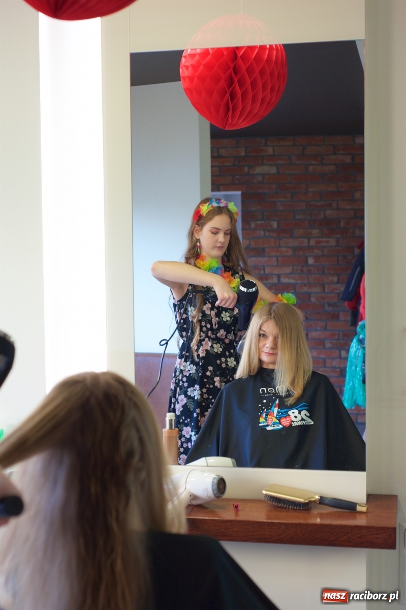 Zdjęcie w galerii na portalu naszraciborz.pl: Wielka Orkiestra zagrała w Tworkowie. W salonie jak w rodzinie i to z Anią Wyszkoni wiadomości z regionu