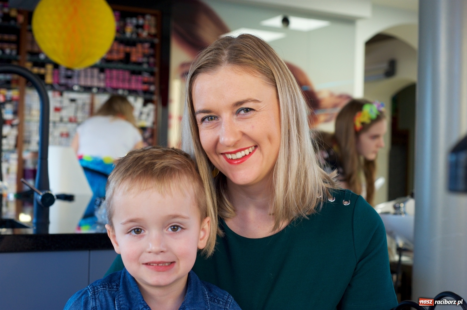 Zdjęcie w galerii na portalu naszraciborz.pl: Wielka Orkiestra zagrała w Tworkowie. W salonie jak w rodzinie i to z Anią Wyszkoni wiadomości z regionu