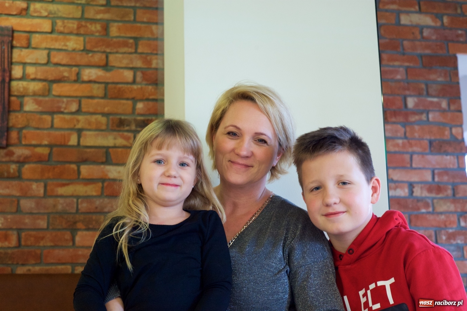 Zdjęcie w galerii na portalu naszraciborz.pl: Wielka Orkiestra zagrała w Tworkowie. W salonie jak w rodzinie i to z Anią Wyszkoni wiadomości z regionu