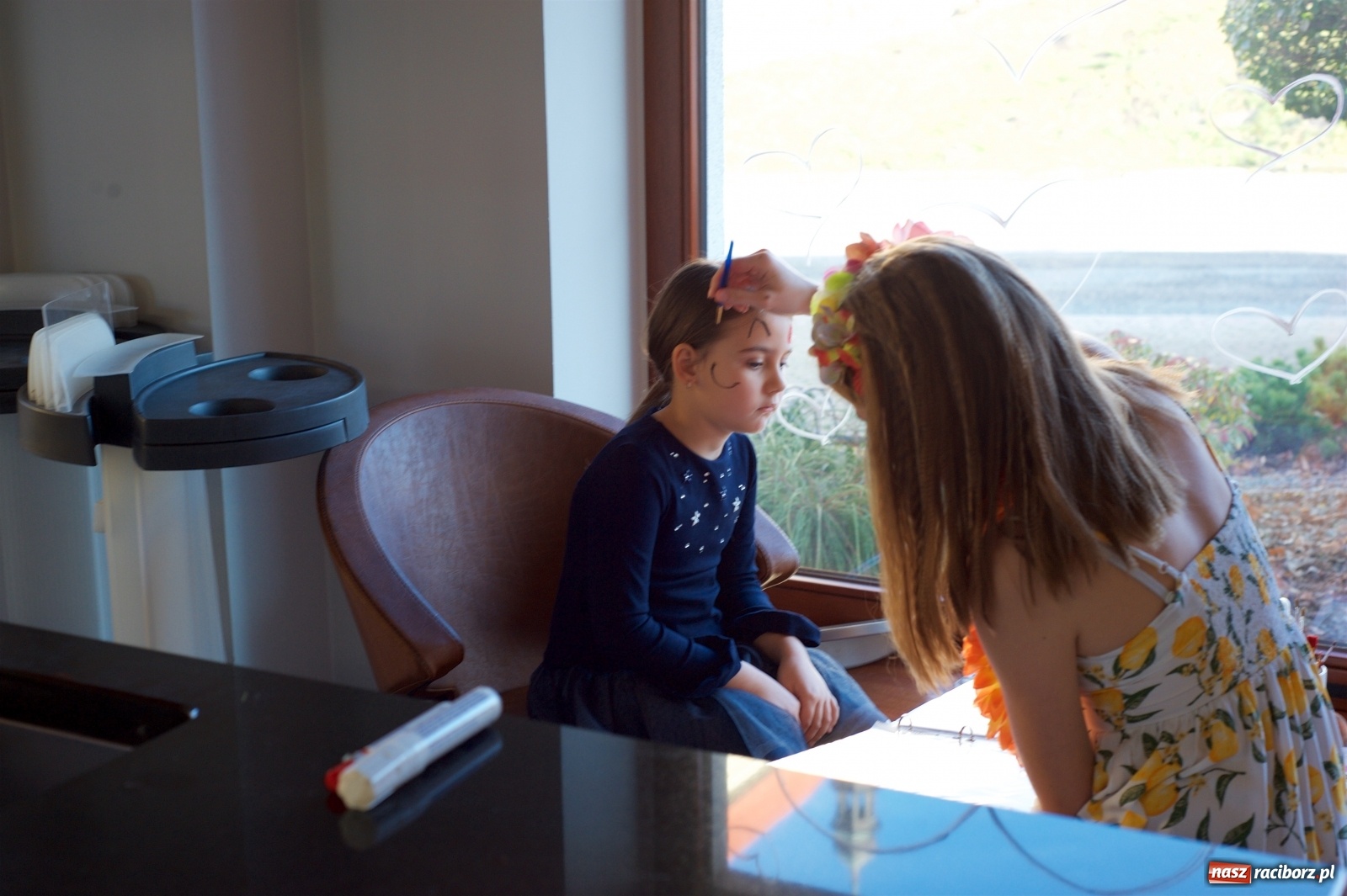 Zdjęcie w galerii na portalu naszraciborz.pl: Wielka Orkiestra zagrała w Tworkowie. W salonie jak w rodzinie i to z Anią Wyszkoni wiadomości z regionu