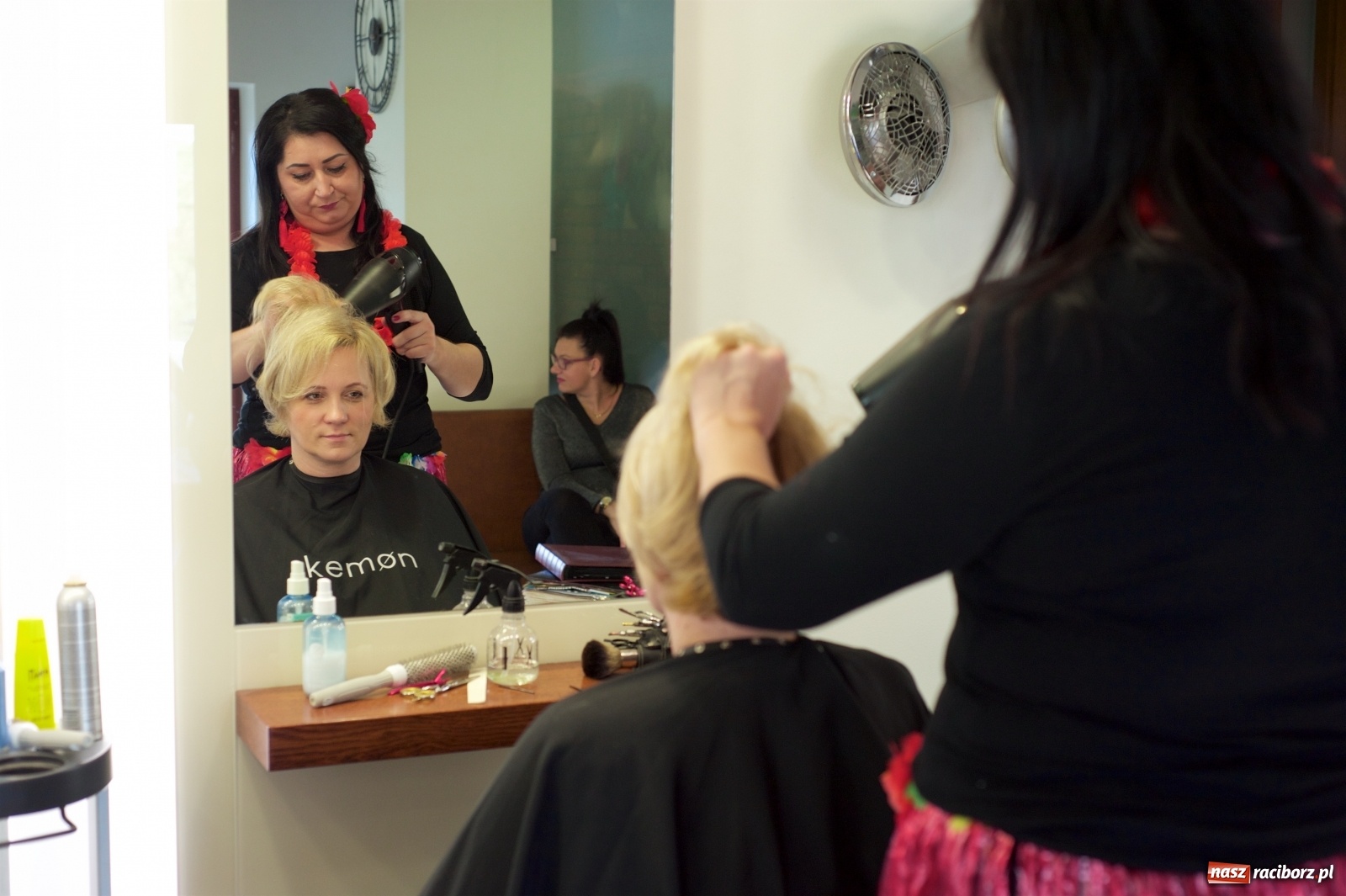 Zdjęcie w galerii na portalu naszraciborz.pl: Wielka Orkiestra zagrała w Tworkowie. W salonie jak w rodzinie i to z Anią Wyszkoni wiadomości z regionu