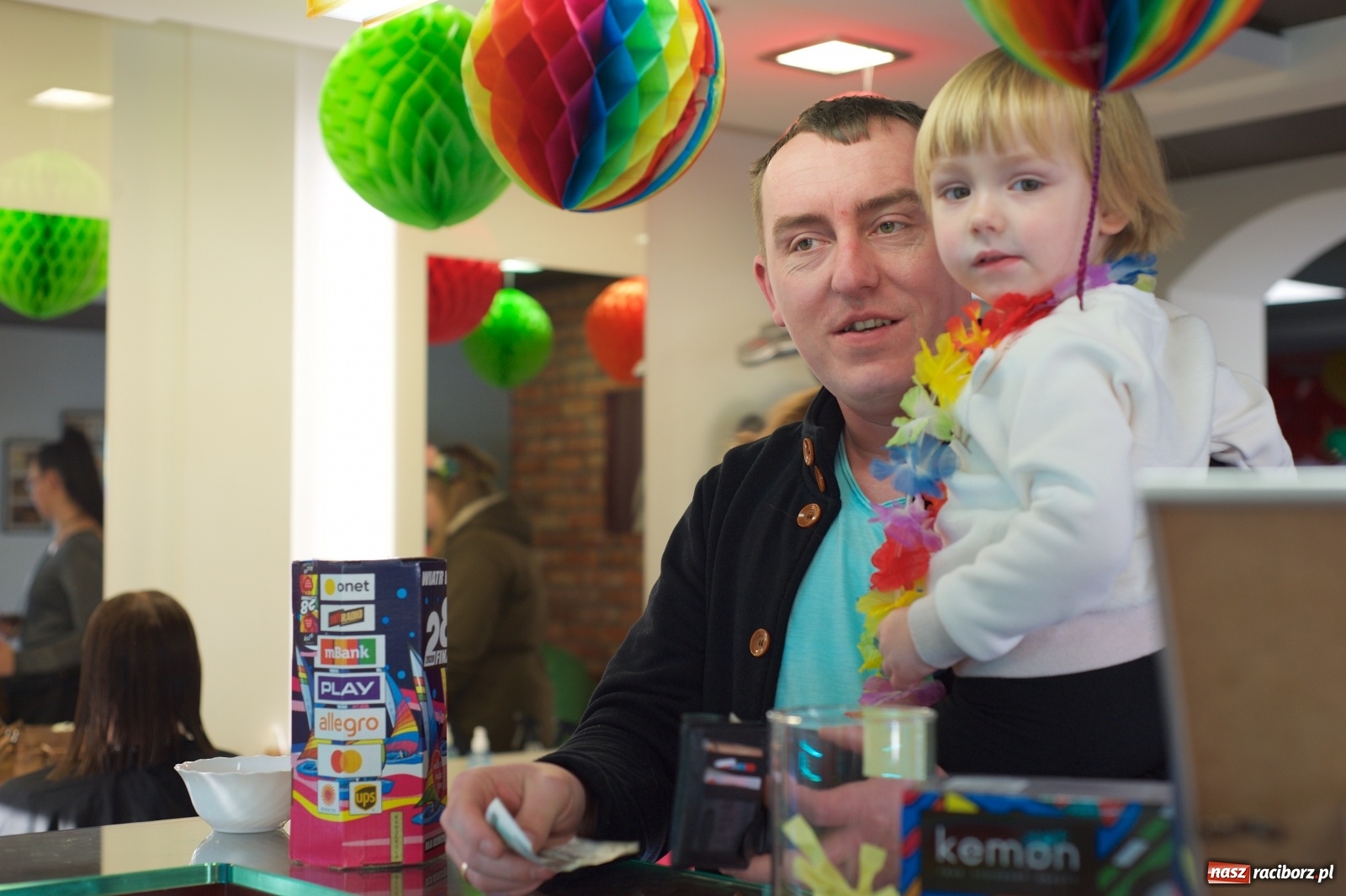 Zdjęcie w galerii na portalu naszraciborz.pl: Wielka Orkiestra zagrała w Tworkowie. W salonie jak w rodzinie i to z Anią Wyszkoni wiadomości z regionu