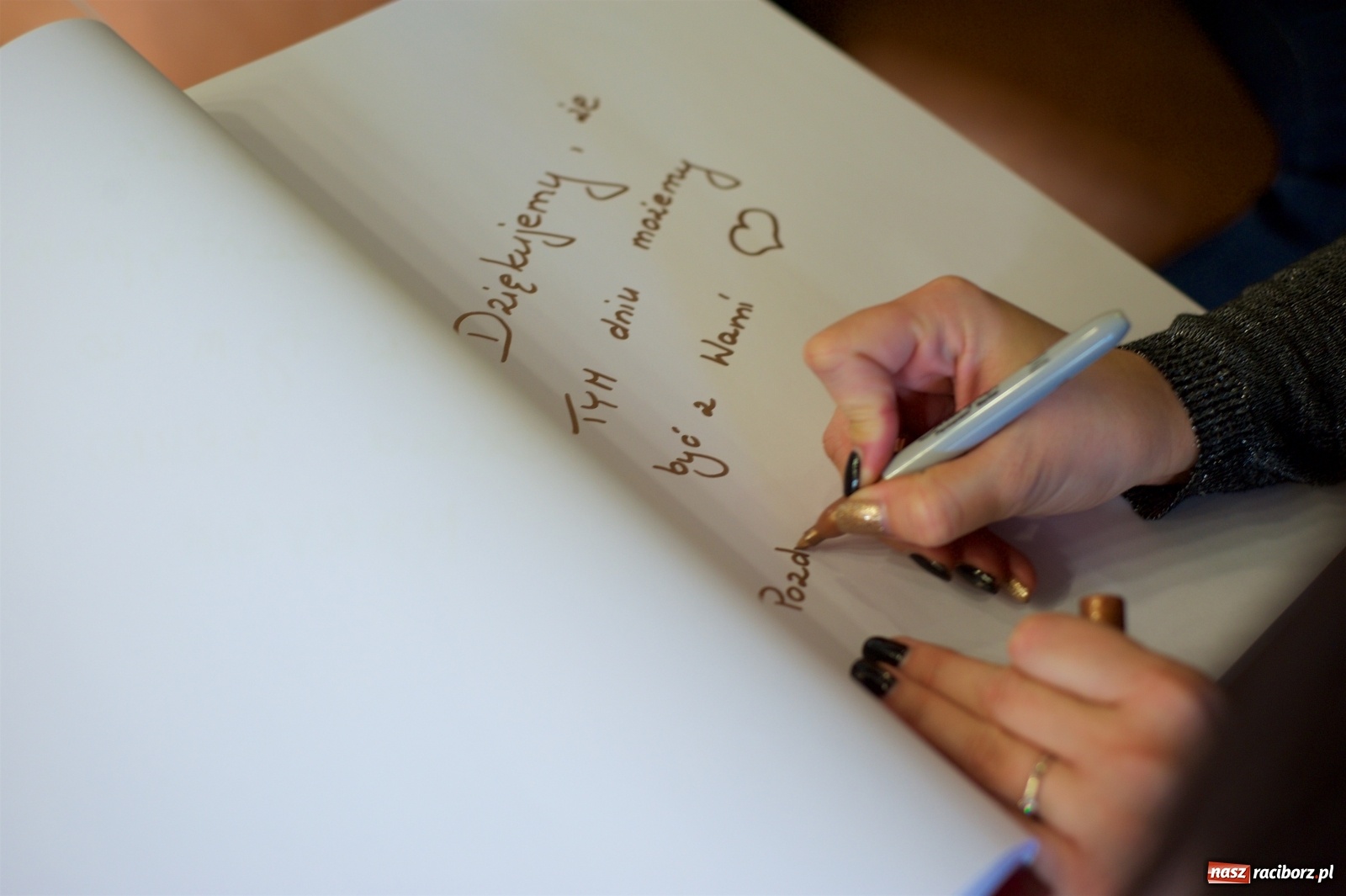 Zdjęcie w galerii na portalu naszraciborz.pl: Wielka Orkiestra zagrała w Tworkowie. W salonie jak w rodzinie i to z Anią Wyszkoni wiadomości z regionu