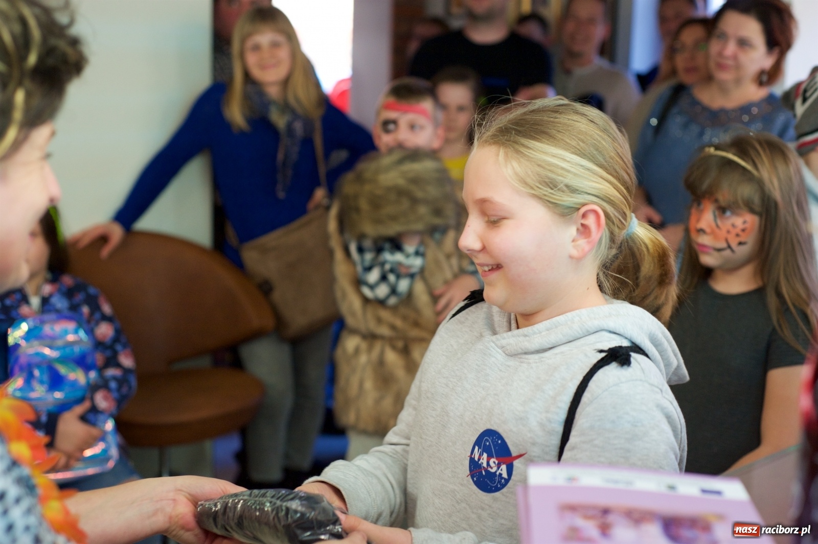 Zdjęcie w galerii na portalu naszraciborz.pl: Wielka Orkiestra zagrała w Tworkowie. W salonie jak w rodzinie i to z Anią Wyszkoni wiadomości z regionu