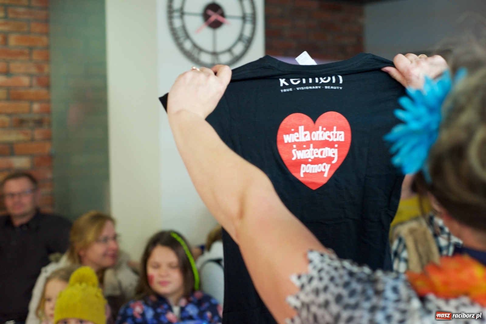 Zdjęcie w galerii na portalu naszraciborz.pl: Wielka Orkiestra zagrała w Tworkowie. W salonie jak w rodzinie i to z Anią Wyszkoni wiadomości z regionu