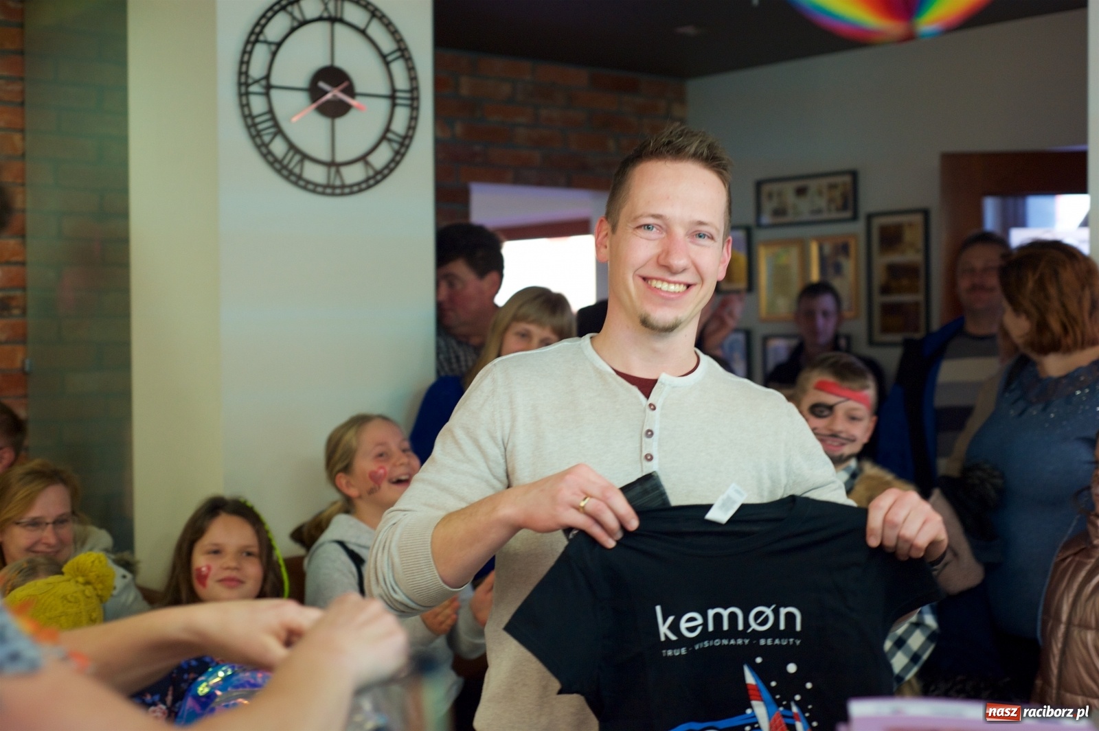 Zdjęcie w galerii na portalu naszraciborz.pl: Wielka Orkiestra zagrała w Tworkowie. W salonie jak w rodzinie i to z Anią Wyszkoni wiadomości z regionu