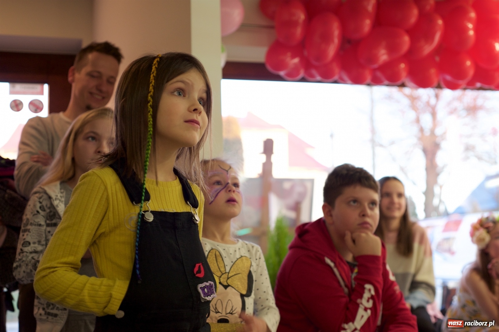 Zdjęcie w galerii na portalu naszraciborz.pl: Wielka Orkiestra zagrała w Tworkowie. W salonie jak w rodzinie i to z Anią Wyszkoni wiadomości z regionu