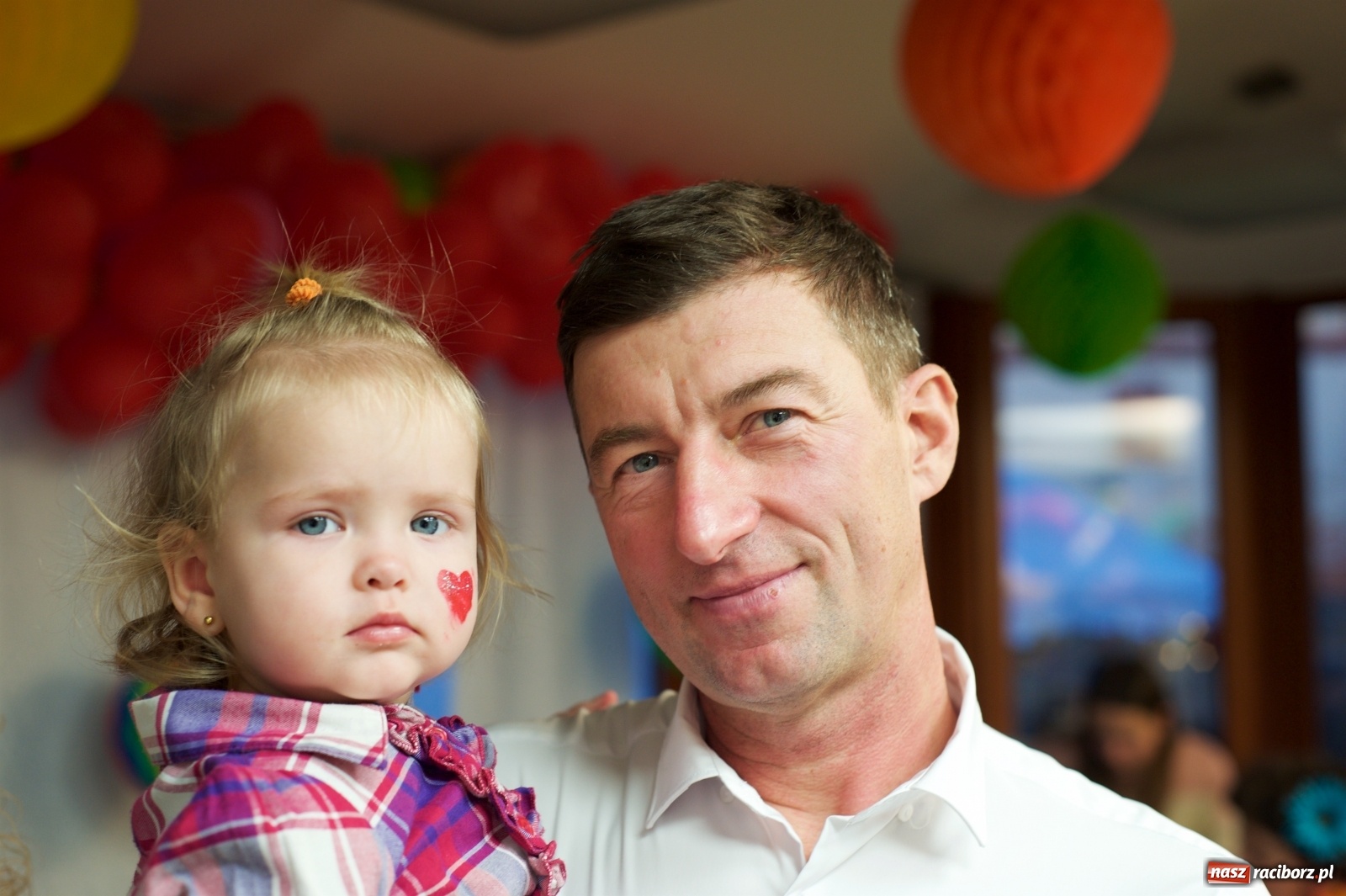 Zdjęcie w galerii na portalu naszraciborz.pl: Wielka Orkiestra zagrała w Tworkowie. W salonie jak w rodzinie i to z Anią Wyszkoni wiadomości z regionu