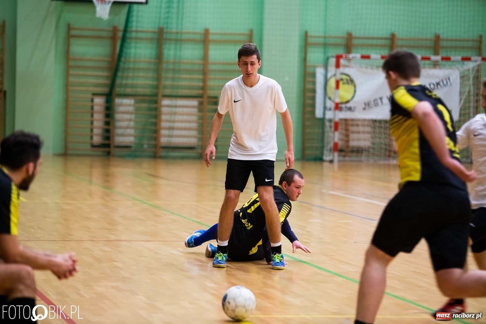 Zdjęcie w galerii na portalu naszraciborz.pl: Niedzielne emocje w lidze futsalu [FOTO] wiadomości z regionu