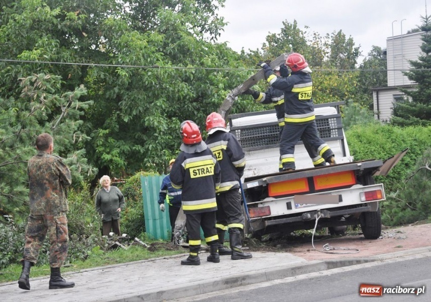 Zdjęcie w galerii na portalu naszraciborz.pl: Dostawczak wjechał w słup i w bramę wiadomości z regionu