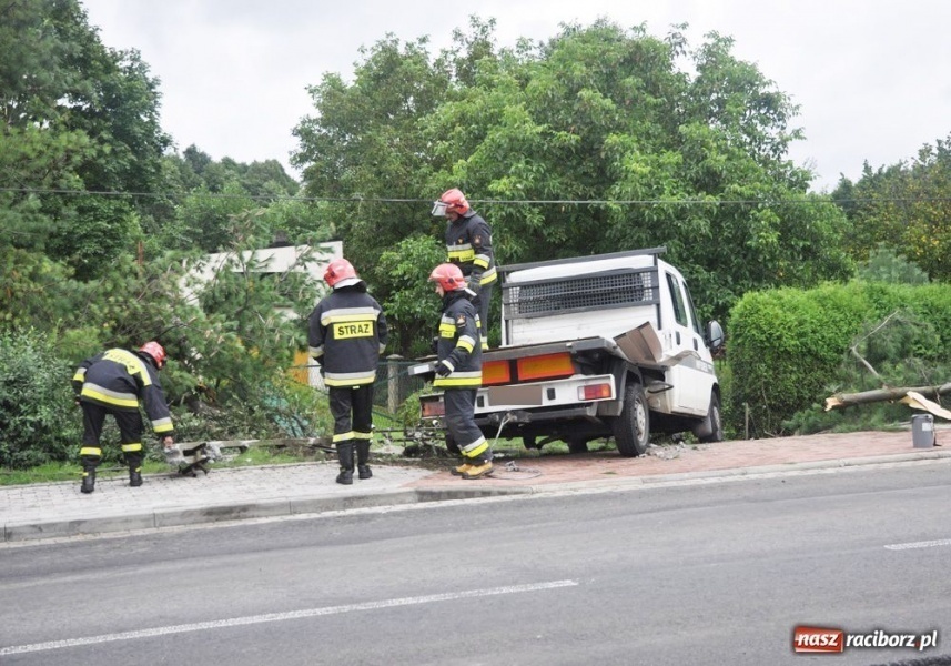 Zdjęcie w galerii na portalu naszraciborz.pl: Dostawczak wjechał w słup i w bramę wiadomości z regionu