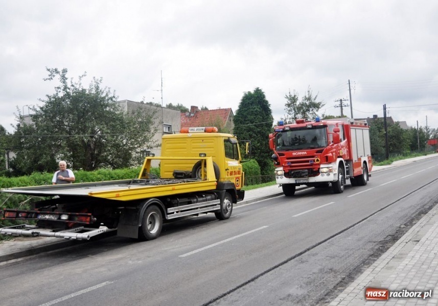 Zdjęcie w galerii na portalu naszraciborz.pl: Dostawczak wjechał w słup i w bramę wiadomości z regionu