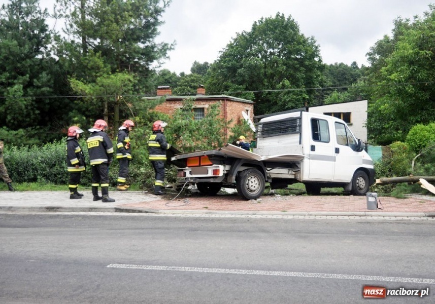 Zdjęcie w galerii na portalu naszraciborz.pl: Dostawczak wjechał w słup i w bramę wiadomości z regionu