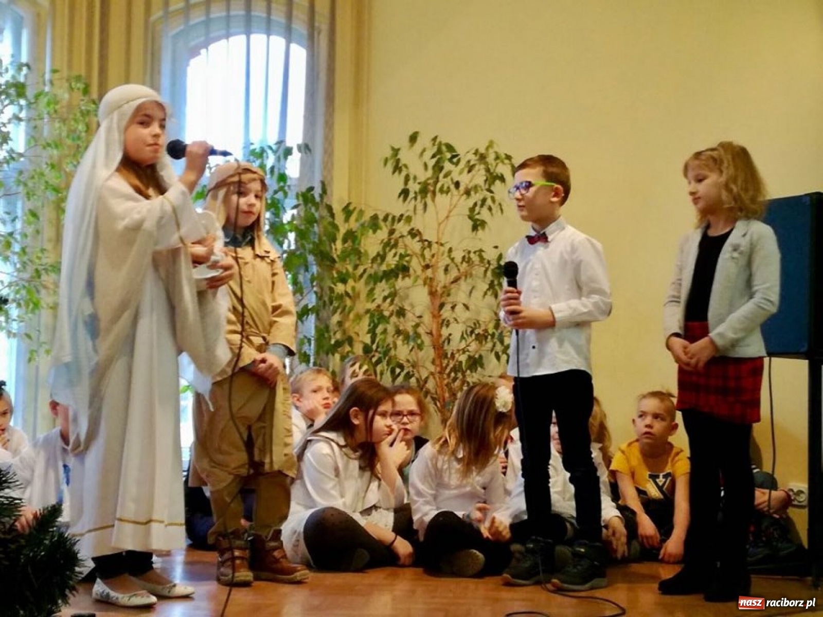 Zdjęcie w galerii na portalu naszraciborz.pl: Do DPS przy Placu Jagiełły przybieżeli Anieli z SP 13 wiadomości z regionu